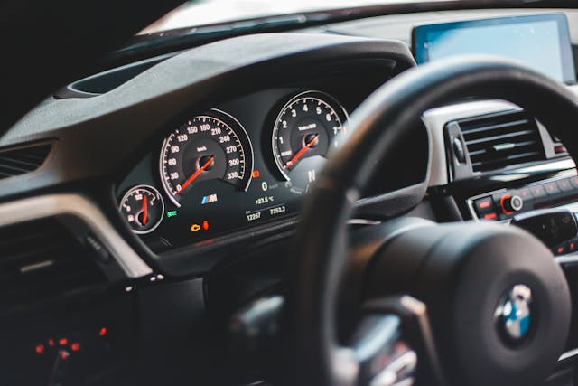 Auto che consuma più del solito: cosa può significare